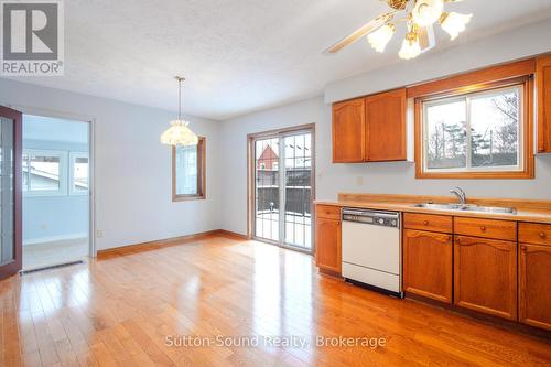 725 11Th Street W, Owen Sound, ON - Indoor Photo Showing Kitchen With Double Sink