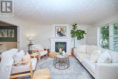 33 Berkwood Place, Pelham (662 - Fonthill), ON - Indoor Photo Showing Living Room With Fireplace