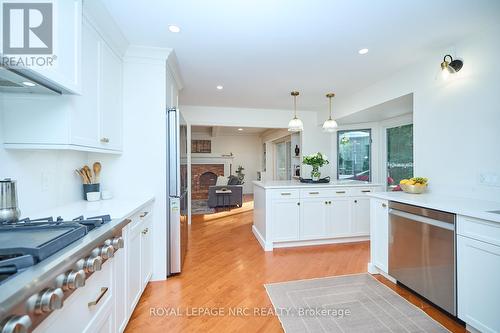 33 Berkwood Place, Pelham (662 - Fonthill), ON - Indoor Photo Showing Kitchen With Upgraded Kitchen