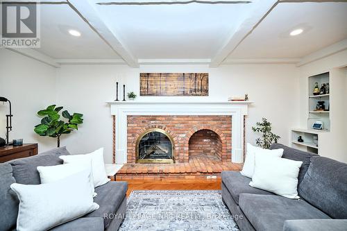 33 Berkwood Place, Pelham (662 - Fonthill), ON - Indoor Photo Showing Living Room With Fireplace