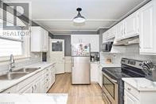 1171 Mcnab Road, Niagara-On-The-Lake (102 - Lakeshore), ON - Indoor Photo Showing Kitchen