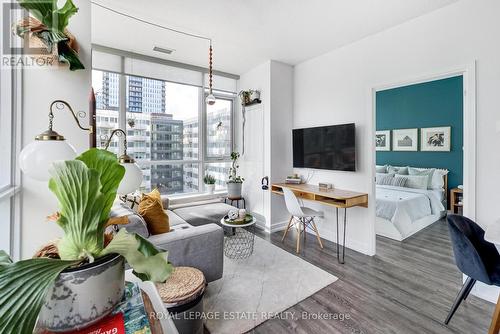 712 - 200 Sackville Street, Toronto, ON - Indoor Photo Showing Living Room