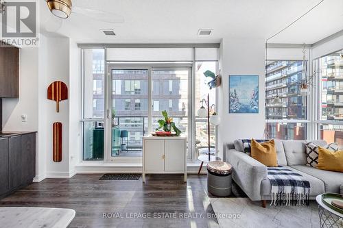 712 - 200 Sackville Street, Toronto, ON - Indoor Photo Showing Living Room