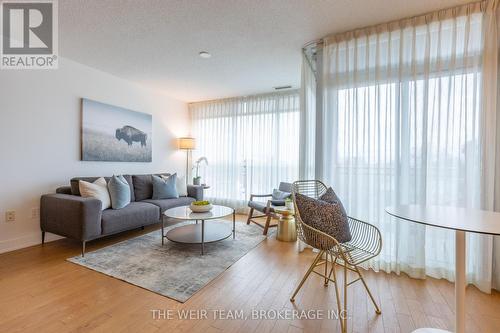 505 - 1048 Broadview Avenue, Toronto, ON - Indoor Photo Showing Living Room