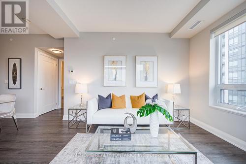 905 - 396 Highway 7, Richmond Hill, ON - Indoor Photo Showing Living Room