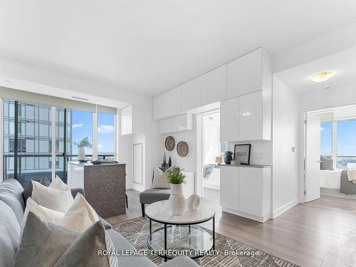 1808-120 Parliament St, Toronto, ON - Indoor Photo Showing Living Room