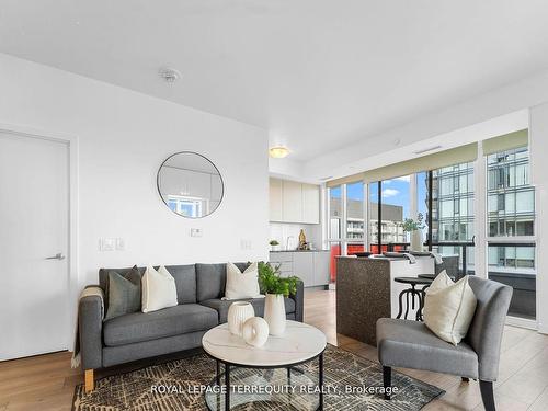 1808-120 Parliament St, Toronto, ON - Indoor Photo Showing Living Room