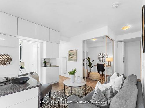 1808-120 Parliament St, Toronto, ON - Indoor Photo Showing Living Room