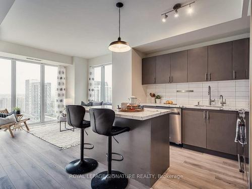 2124-9000 Jane St, Vaughan, ON - Indoor Photo Showing Kitchen With Stainless Steel Kitchen With Upgraded Kitchen