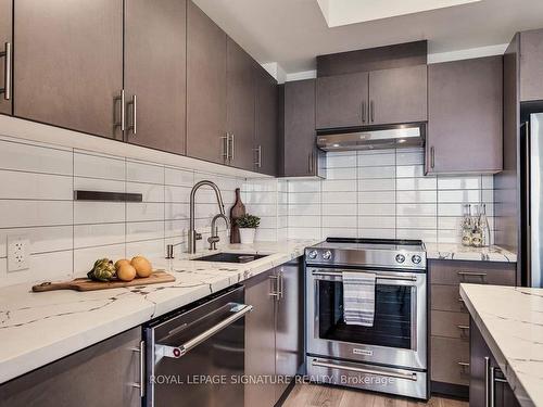 2124-9000 Jane St, Vaughan, ON - Indoor Photo Showing Kitchen With Stainless Steel Kitchen With Upgraded Kitchen