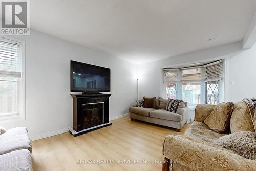 14 Greenhills Square, Brampton, ON - Indoor Photo Showing Living Room