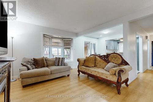 14 Greenhills Square, Brampton, ON - Indoor Photo Showing Living Room