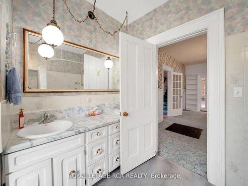 33 Pine Ave, Caledon, ON - Indoor Photo Showing Bathroom