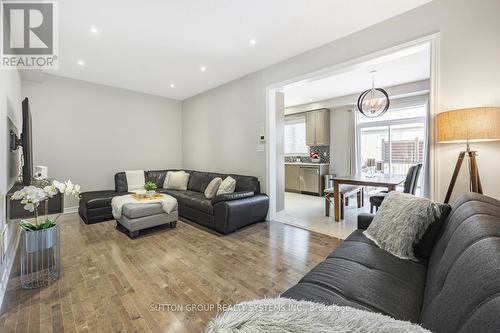 5539 Meadowcrest Avenue, Mississauga, ON - Indoor Photo Showing Living Room