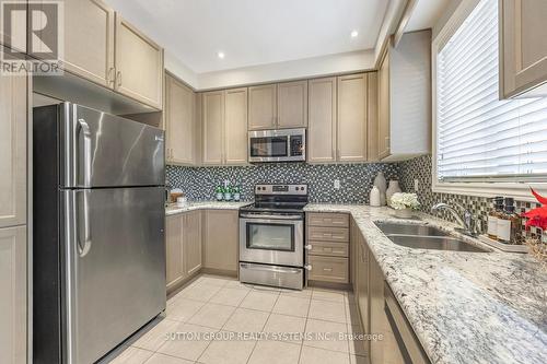 5539 Meadowcrest Avenue, Mississauga, ON - Indoor Photo Showing Kitchen With Stainless Steel Kitchen With Double Sink With Upgraded Kitchen