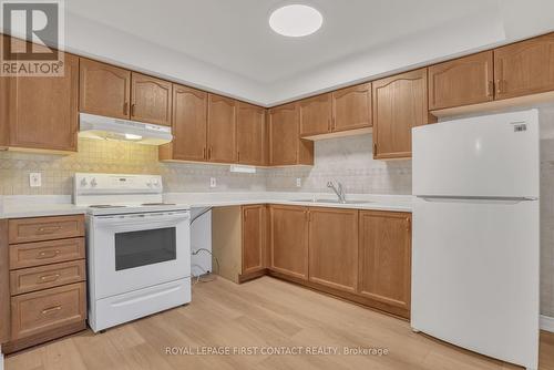 215 - 49 Jacobs Terrace, Barrie, ON - Indoor Photo Showing Kitchen