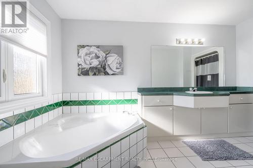 138 Beaverbrook Avenue, Hamilton, ON - Indoor Photo Showing Bathroom