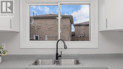 1575 Shale Oak Mews, Mississauga, ON - Indoor Photo Showing Kitchen With Double Sink