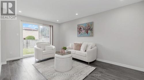 1575 Shale Oak Mews, Mississauga, ON - Indoor Photo Showing Living Room