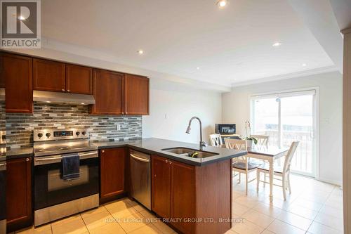 1532 Sarasota Crescent, Oshawa, ON - Indoor Photo Showing Kitchen With Double Sink