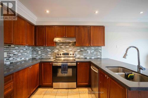 1532 Sarasota Crescent, Oshawa, ON - Indoor Photo Showing Kitchen With Double Sink