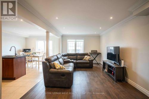 1532 Sarasota Crescent, Oshawa, ON - Indoor Photo Showing Living Room