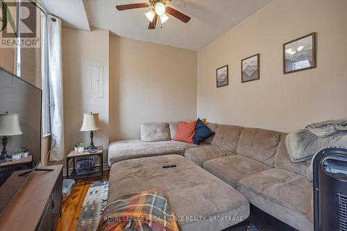 85 Queen Street, Kingston (East Of Sir John A. Blvd), ON - Indoor Photo Showing Living Room