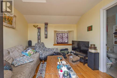 85 Queen Street, Kingston (East Of Sir John A. Blvd), ON - Indoor Photo Showing Living Room