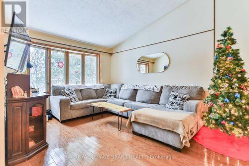 128 Aspen Street, Brant, ON - Indoor Photo Showing Living Room