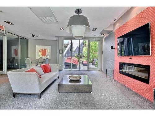 Salle communautaire - 810-3300 Av. Troie, Montréal (Côte-Des-Neiges/Notre-Dame-De-Grâce), QC - Indoor Photo Showing Living Room With Fireplace