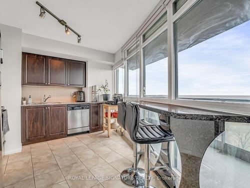 1104-215 Fort York Blvd, Toronto, ON - Indoor Photo Showing Kitchen