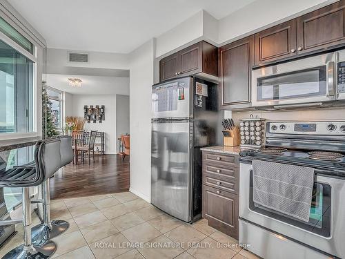 1104-215 Fort York Blvd, Toronto, ON - Indoor Photo Showing Kitchen