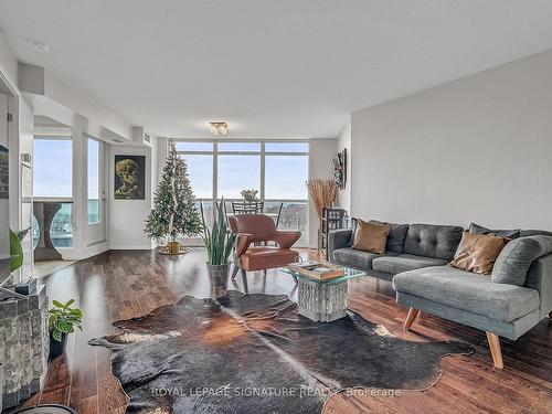 1104-215 Fort York Blvd, Toronto, ON - Indoor Photo Showing Living Room