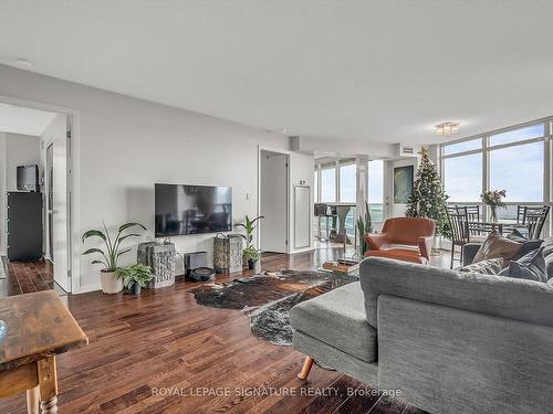 1104-215 Fort York Blvd, Toronto, ON - Indoor Photo Showing Living Room