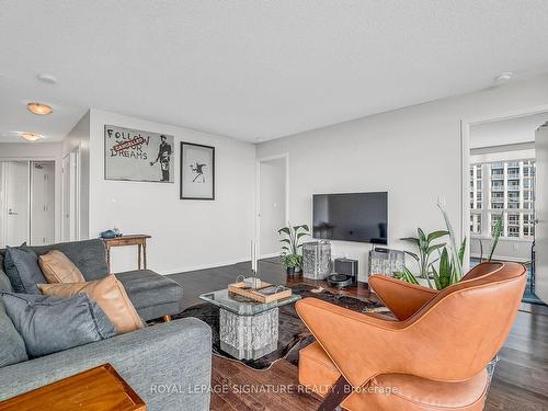 1104-215 Fort York Blvd, Toronto, ON - Indoor Photo Showing Living Room