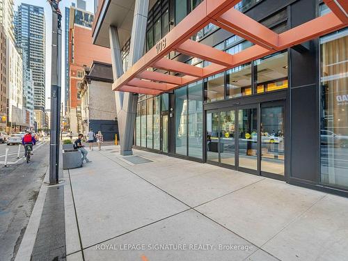 3115-108 Peter St, Toronto, ON - Outdoor