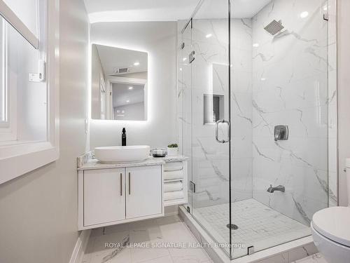 895 Ninth St, Mississauga, ON - Indoor Photo Showing Bathroom