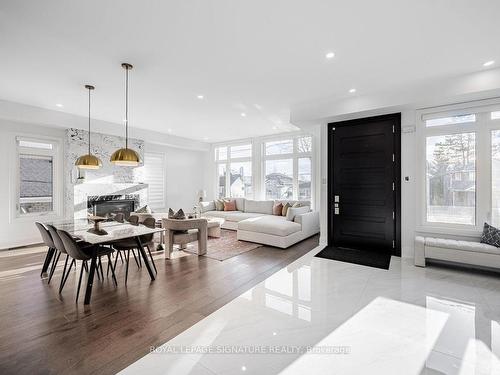 895 Ninth St, Mississauga, ON - Indoor Photo Showing Living Room