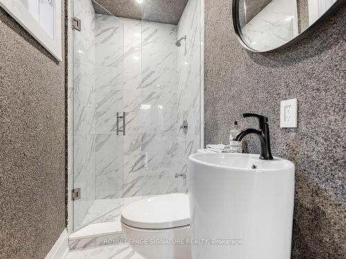 895 Ninth St, Mississauga, ON - Indoor Photo Showing Bathroom