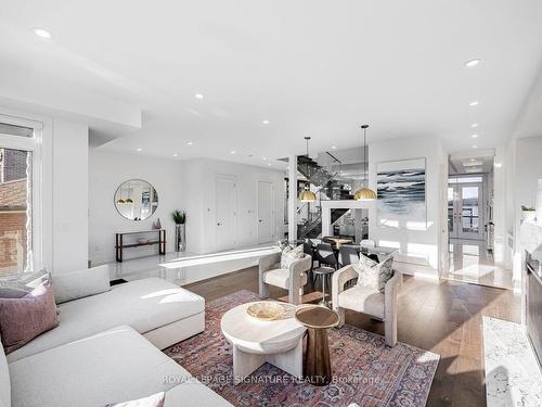 895 Ninth St, Mississauga, ON - Indoor Photo Showing Living Room