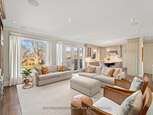 128 Laurel Ave, Toronto, ON - Indoor Photo Showing Living Room