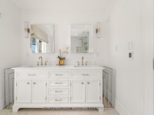 128 Laurel Ave, Toronto, ON - Indoor Photo Showing Bathroom