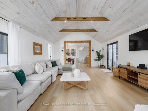 3455 Albert'S Ally, Hamilton Township, ON - Indoor Photo Showing Living Room