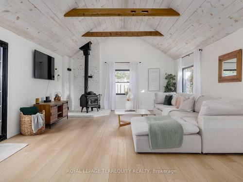 3455 Albert'S Ally, Hamilton Township, ON - Indoor Photo Showing Living Room