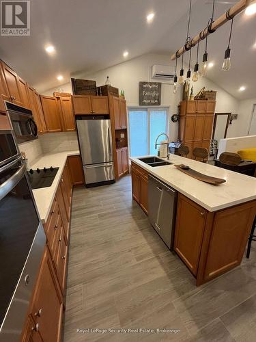 1512 Holborn Road, East Gwillimbury, ON - Indoor Photo Showing Kitchen With Double Sink