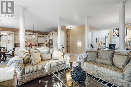 6931 Courtney Crescent, Niagara Falls (219 - Forestview), ON - Indoor Photo Showing Living Room