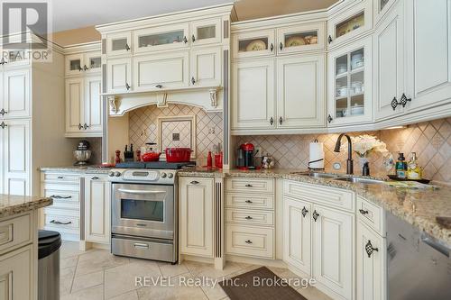 6931 Courtney Crescent, Niagara Falls (219 - Forestview), ON - Indoor Photo Showing Kitchen With Double Sink With Upgraded Kitchen