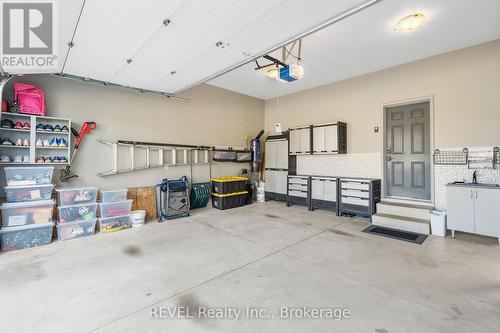 6931 Courtney Crescent, Niagara Falls (219 - Forestview), ON - Indoor Photo Showing Garage