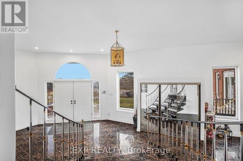 8411 Russell Road, Ottawa, ON - Indoor Photo Showing Other Room