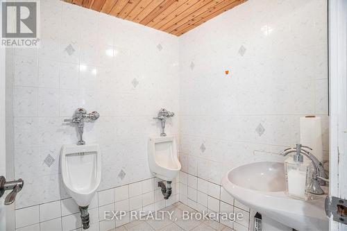 8411 Russell Road, Ottawa, ON - Indoor Photo Showing Bathroom